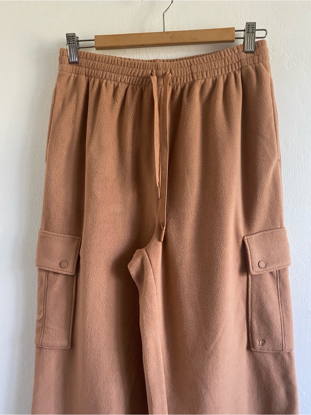 NWOT Victoria's Secret PINK Polar Fleece Wide Leg Tan Cargo Pants-Size Medium - Picture 3 of 8